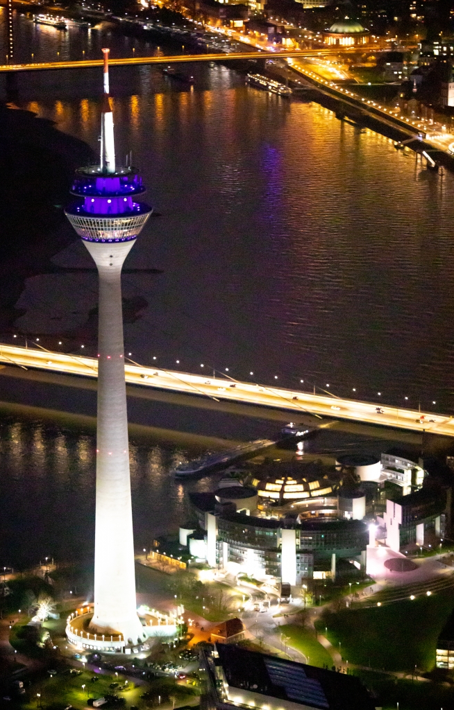 Nachtluftbild Fernsehturm Rheinturm in Düsseldorf im Bundesland Nordrhein-Westfalen